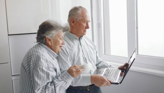 Anziani e intelligenza artificiale opportunità, sfide e consigli pratici