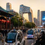 Pechino nel 2026 con statua di Confucio, architettura tradizionale, grattacieli, schermi sull’intelligenza artificiale e veicoli autonomi