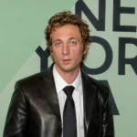 Jeremy Allen White e il rifiuto dei social perché sempre più celebrità vogliono tenere i figli lontani dalla rete