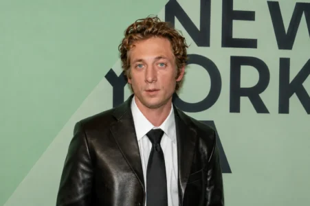 Jeremy Allen White e il rifiuto dei social perché sempre più celebrità vogliono tenere i figli lontani dalla rete