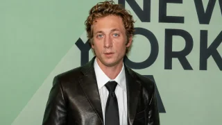 Jeremy Allen White e il rifiuto dei social perché sempre più celebrità vogliono tenere i figli lontani dalla rete