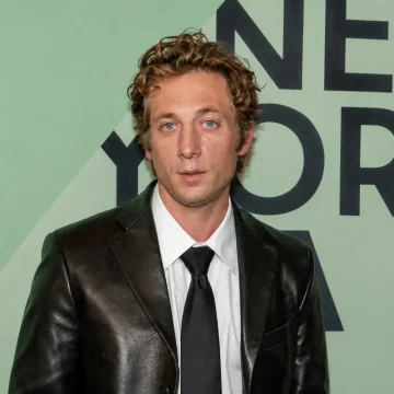 Jeremy Allen White e il rifiuto dei social perché sempre più celebrità vogliono tenere i figli lontani dalla rete