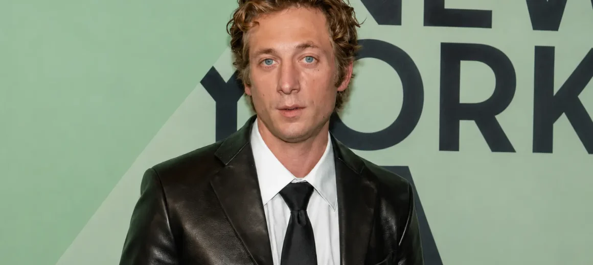 Jeremy Allen White e il rifiuto dei social perché sempre più celebrità vogliono tenere i figli lontani dalla rete